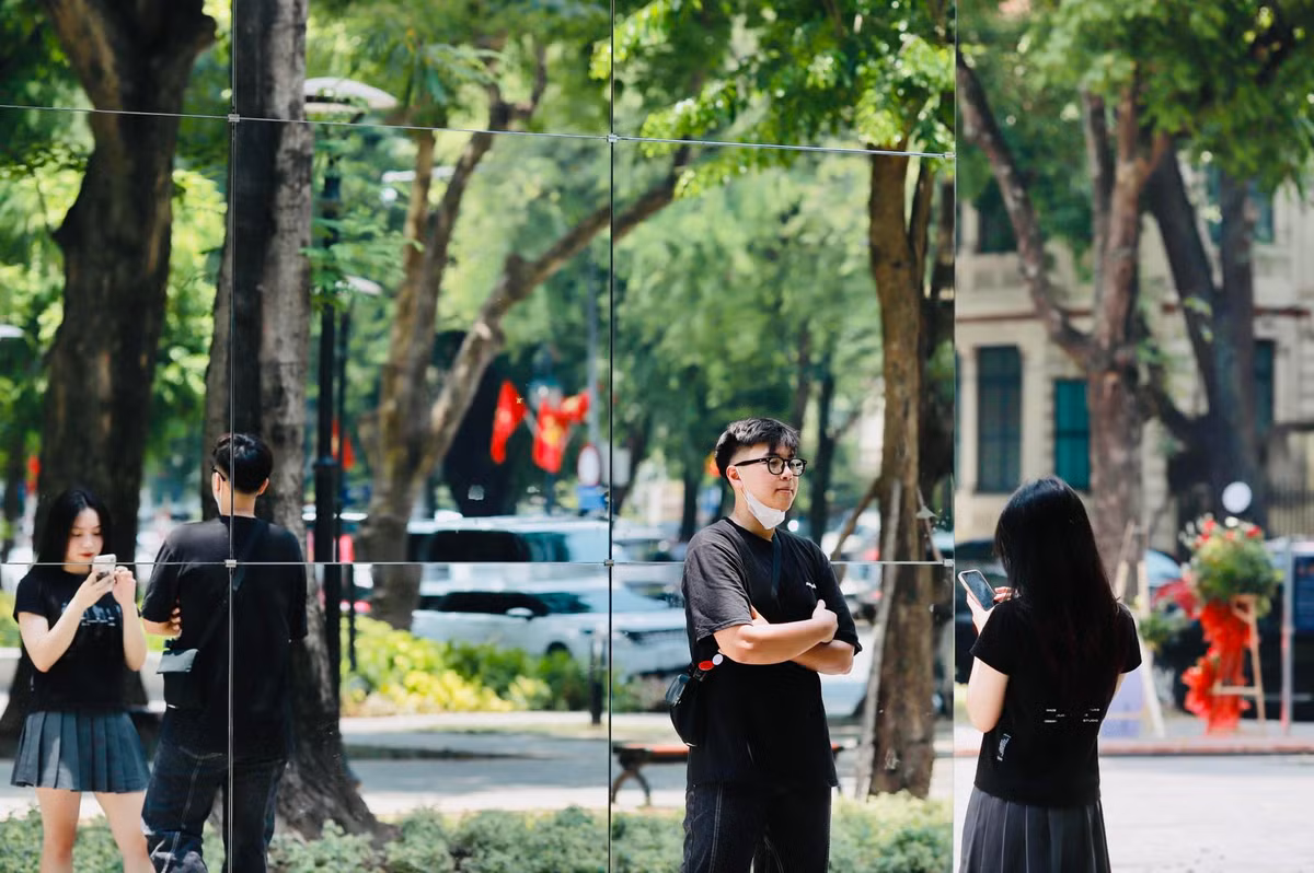 Khối gương kính to lớn 4 phía tạo thành những hình ảnh phản chiếu độc đáo, trở thành điểm check in mới của giới trẻ Hà thành.