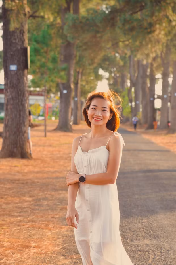 Trên trang cá nhân Nguyễn Thị Oanh chia sẻ một hình ảnh rất khác ở trên đường chạy. Cô gái sinh năm 1995 mặc váy trắng dáng dài đầy nữ tính.