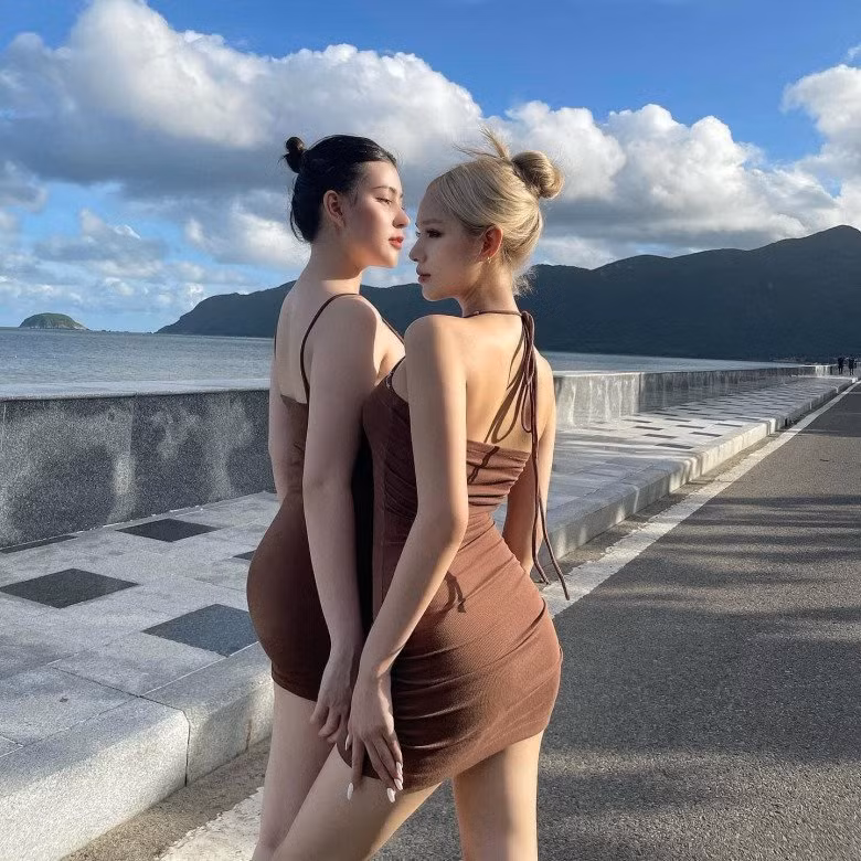 Trên trang cá nhân của mỗi hot girl đều đăng tải ảnh chụp chung cùng những lời bình có cánh dành cho nhau.