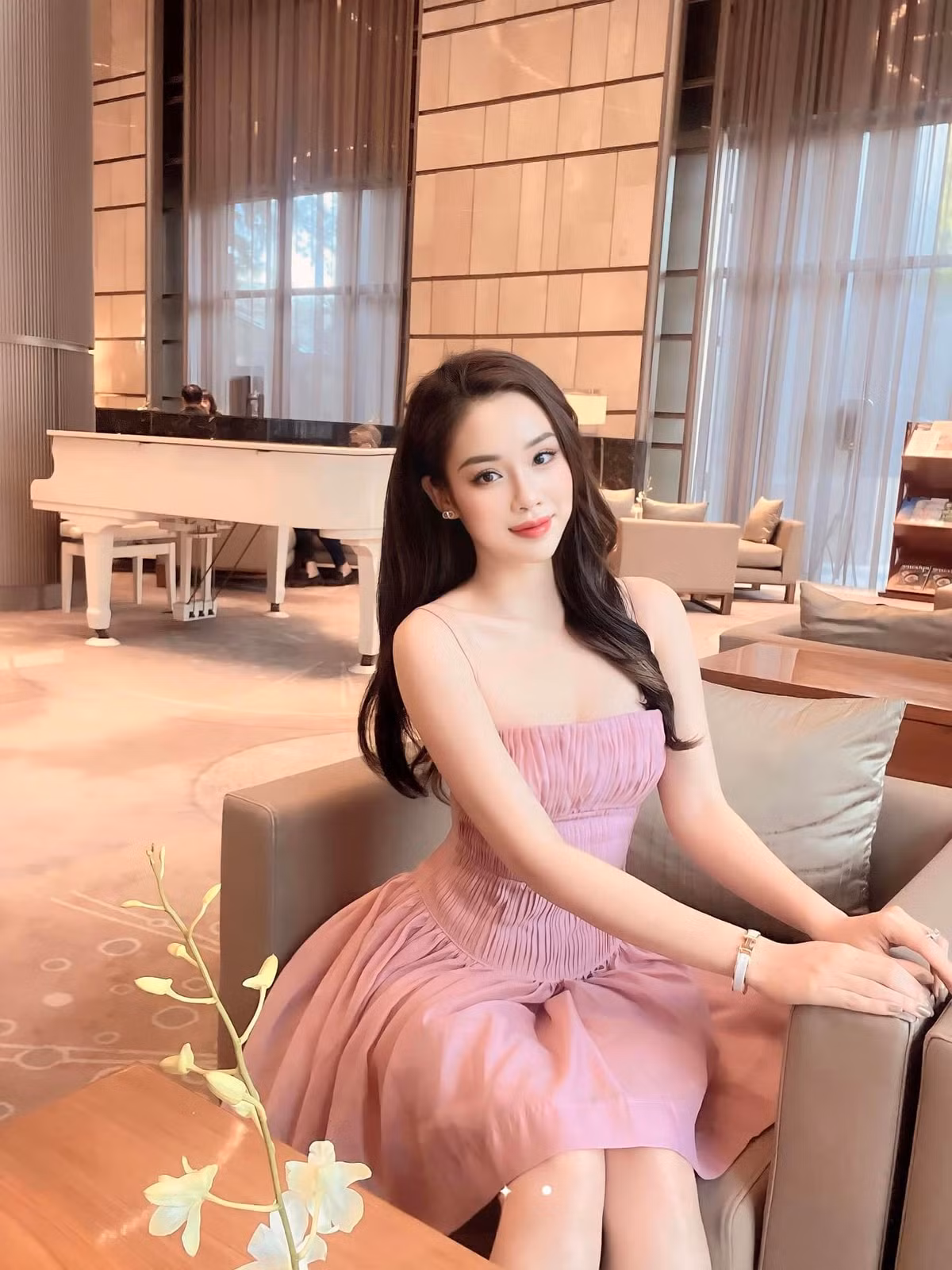Được biết Ngọc Mai là tiếp viên hàng không của một hãng hàng không tại Việt Nam.