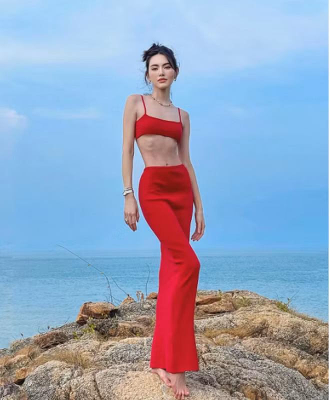 Trước đó, nữ diễn viên cũng không ít lần khiến dân tình bàn tán vì để lộ thân hình gầy "như lá lúa".