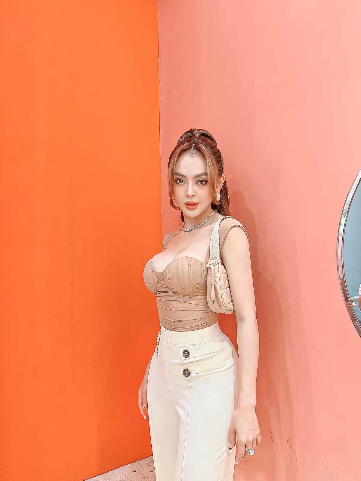 Nếu không tính các thị phi trong quá khứ thì Trang Nemo là nhân vật rất tài năng và thời trang. Ảnh: FBNV
