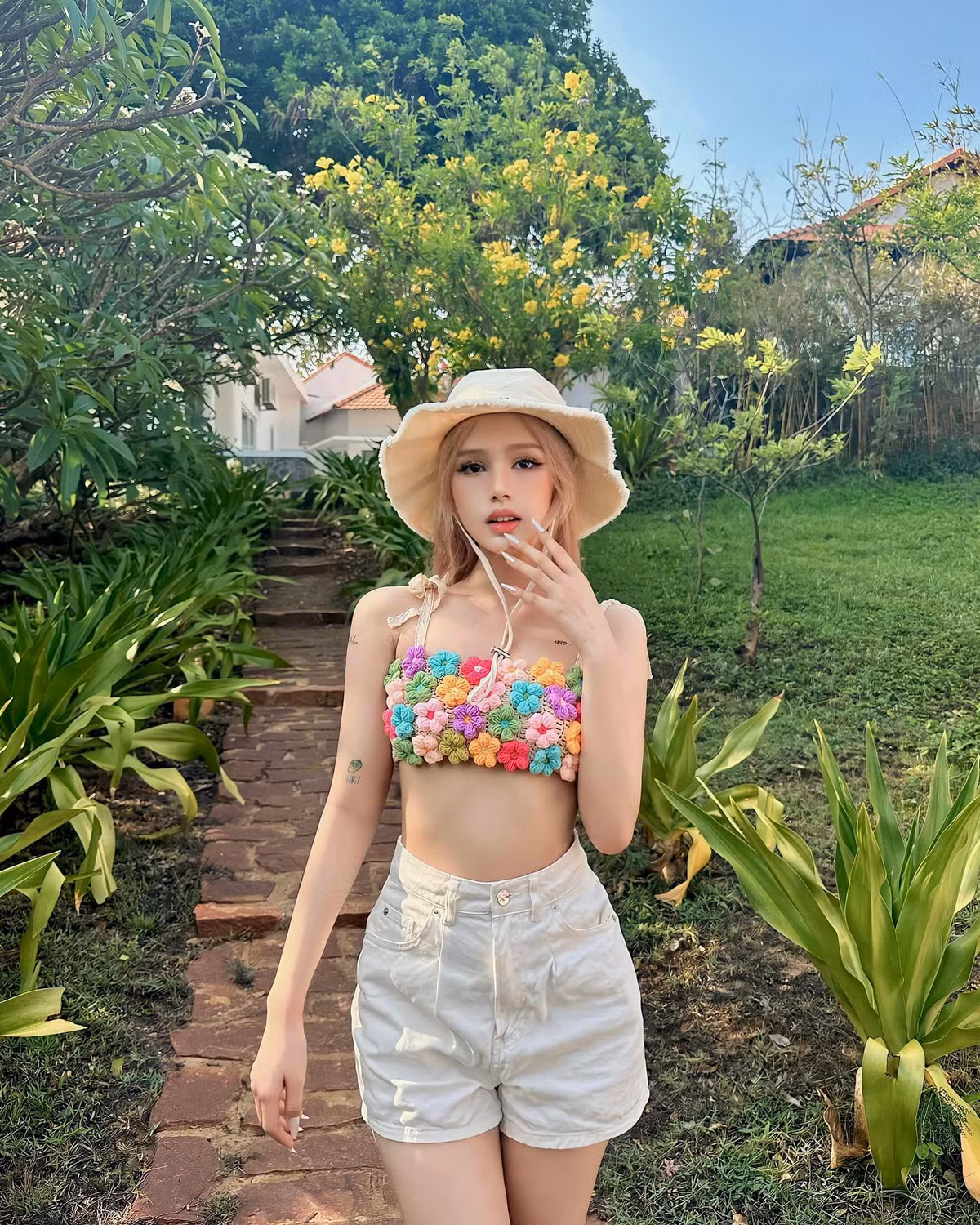 Màu hồng bánh bèo kén người mặc như thế mà Xoài Non còn có thể chinh phục được nhờ làn da trắng mịn màng.