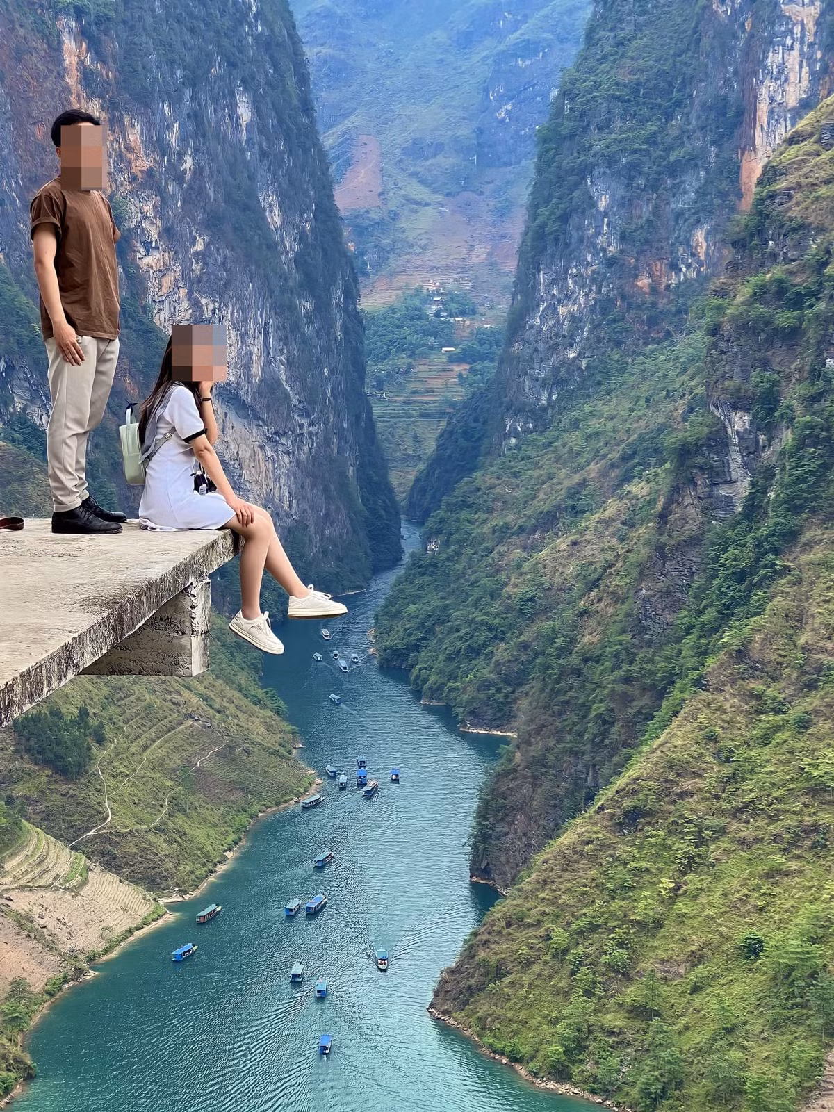 Một địa điểm check in Hà Giang mới nổi gần đây là phần lan can của nhà dân bên đường, nằm ở thôn Mã Pí Lèng B, xã Pả Vi. Nơi này có view nhìn bao quát sông Nho Quế. Ảnh: Nguyễn Tiệp