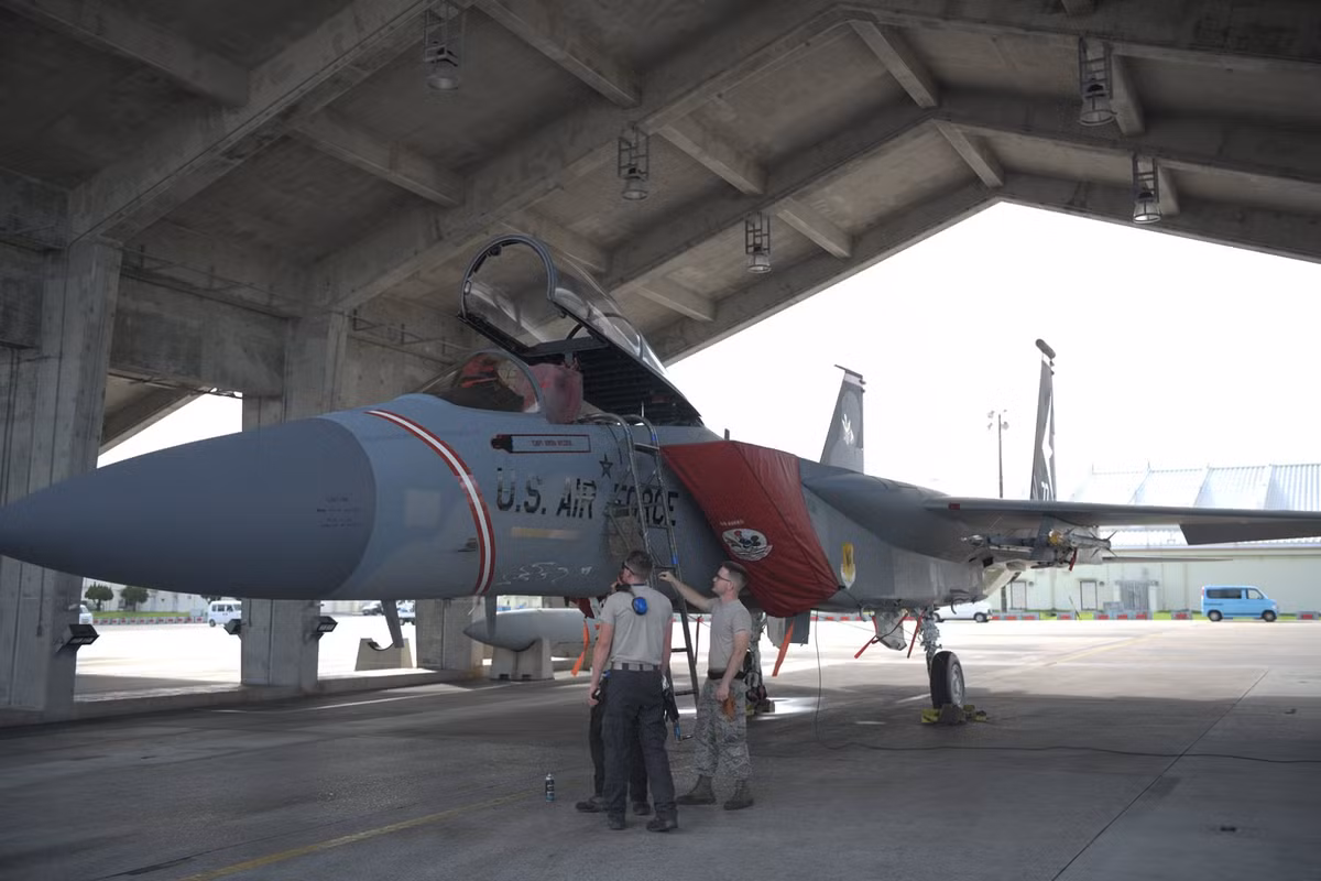 Việc loại bỏ F-15 được công bố vào năm 2022, hành động này được nhiều chuyên gia coi là phản ứng đối với sự lỗi thời ngày càng tăng của dòng máy bay này. Một lý do khác là tuổi đời của các khung máy bay F-15 có từ thời Chiến tranh Lạnh cũng làm tăng chi phí vận hành và giảm tỷ lệ sẵn sàng chiến đấu.