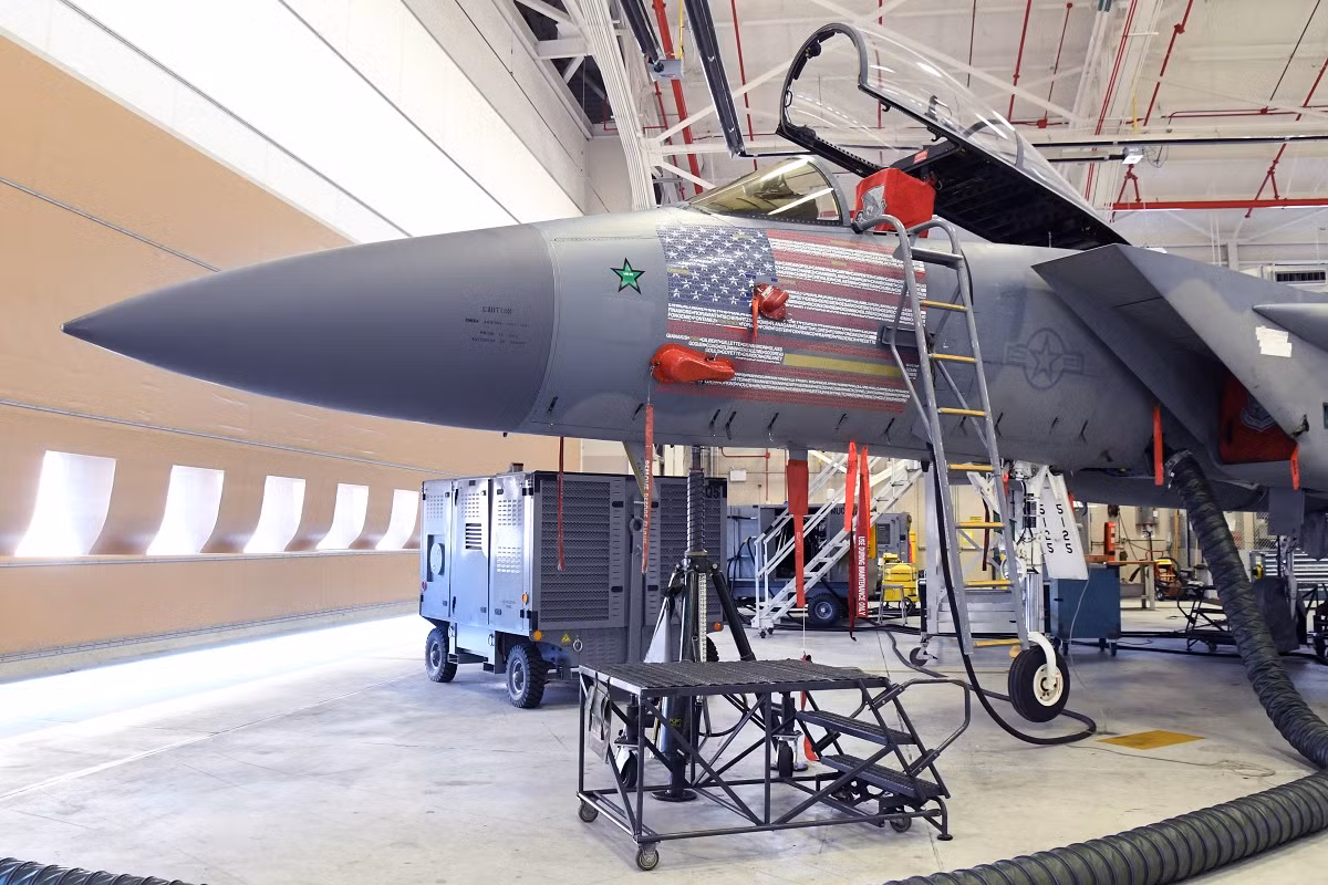 F-15 được đánh giá là máy bay chiến đấu chiếm ưu thế trên không hiệu quả nhất của phương Tây trong Chiến tranh Lạnh. Tuy nhiên, do các vấn đề nghiêm trọng với chương trình máy bay chiến đấu thế hệ thứ năm F-22 đã buộc F-15 phải tiếp tục phục vụ lâu hơn dự kiến.