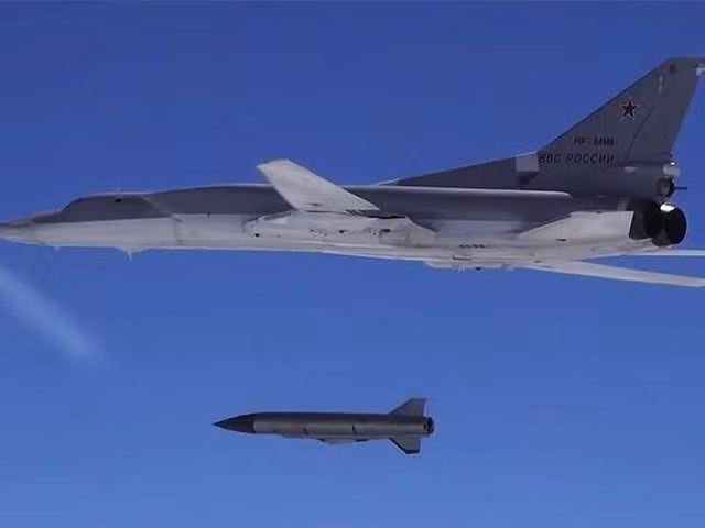 Cho đến nay, máy bay ném bom tầm xa Tu-22M3 chỉ chủ yếu mang tên lửa Kh-22. Máy bay có thể mang tới ba tên lửa được treo dưới cánh và thân máy bay. Khi được trang bị Kh-22, Tu-22M có thể tấn công các mục tiêu trên mặt đất bao gồm cả các mục tiêu kiên cố như hầm ngầm.