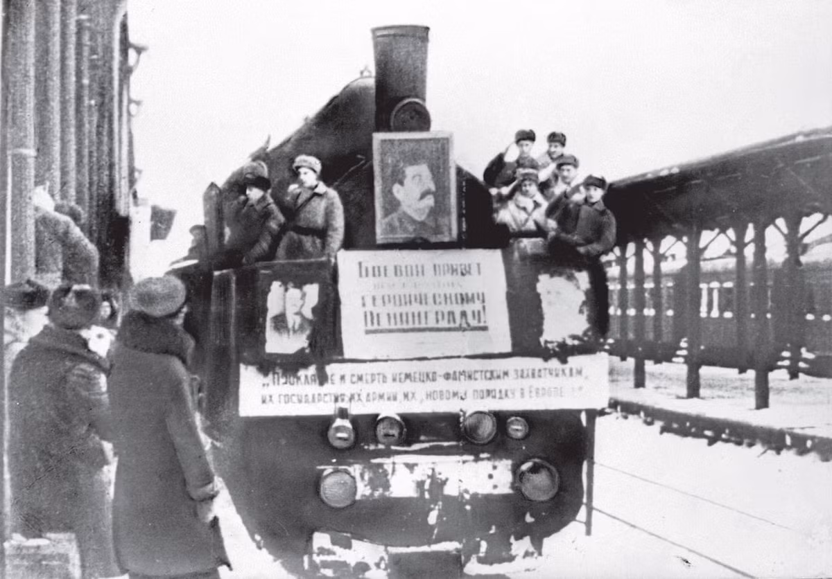. Ngày 11/2/1943, chuyến tàu chở bột mỳ, than đá, dầu, quặng kim loại, vũ khí đầu tiên đã đến được Leningrad. Người dân Leningrad gọi đây là “con đường chiến thắng”.