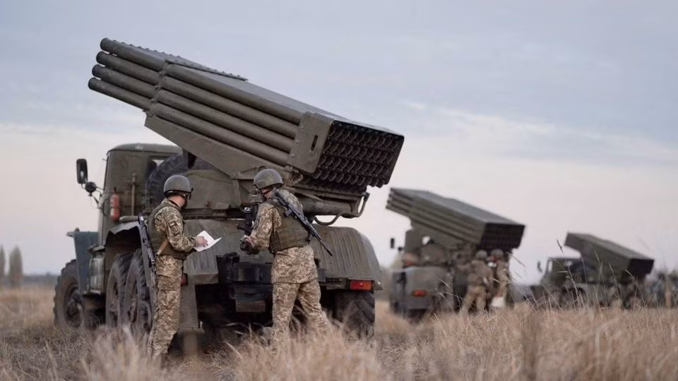 Mỹ và NATO cũng đã tăng cường hệ thống phòng không của Ukraine để ngăn chặn các cuộc tấn công bằng tên lửa của Nga, chuyển hàng triệu viên đạn, tăng cường hỗ trợ hậu cần và bảo trì vẫn là ưu tiên hàng đầu của nhóm liên lạc tại cuộc họp tuần này.
