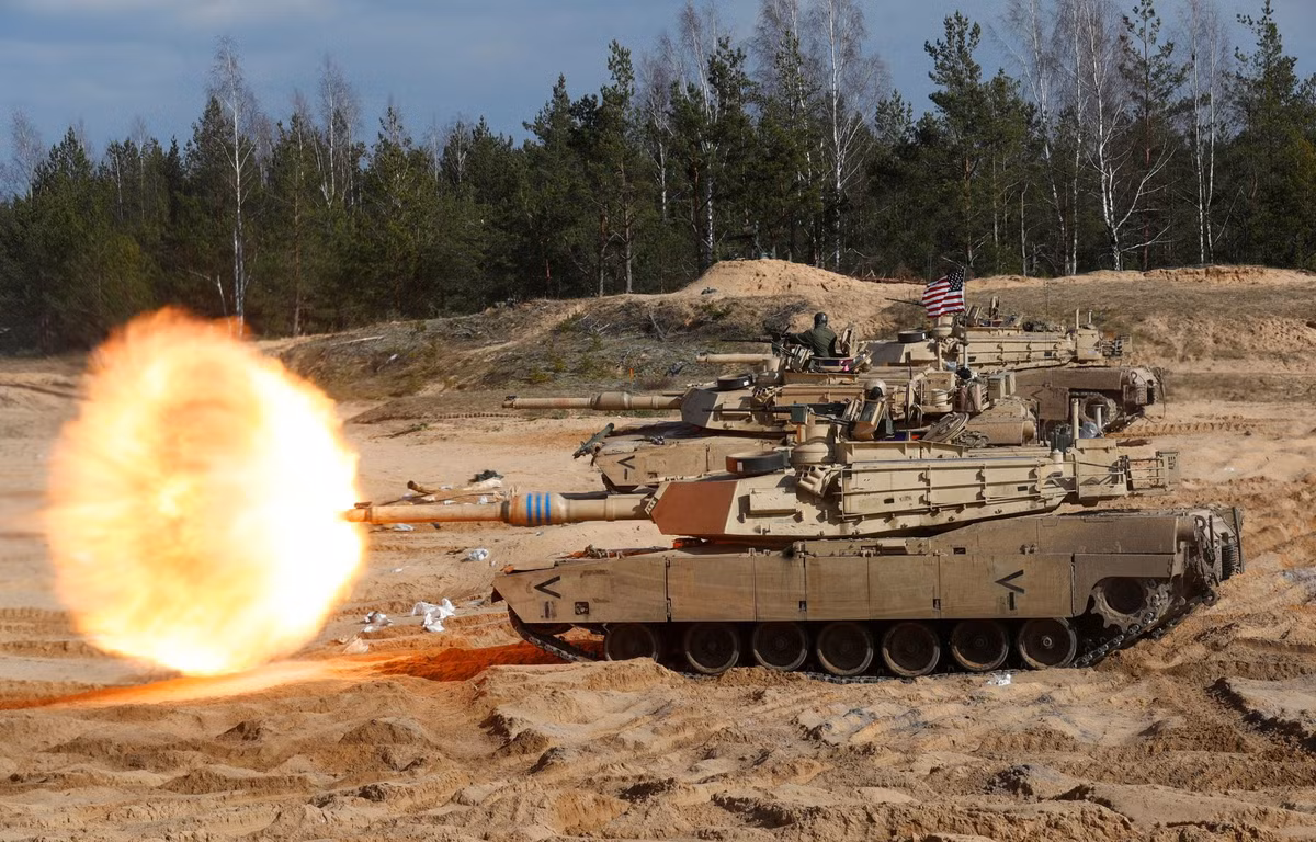 Kiev đã nhiều lần thúc đẩy Mỹ và NATO bàn giao xe tăng Abrams để chuẩn bị mở cuộc phản công mùa xuân. M1 Abrams có tốc độ tối đa khoảng 65 km một giờ, pháo chính 120 mm có khả năng nhắm mục tiêu tiên tiến và sử dụng đạn nhiều loại đạn hiện đại.
