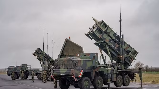 Tên lửa phòng thủ đất đối không Patriot do Mỹ sản xuất cũng đã đến vào hôm 20/4. Patriot có thể tấn công máy bay, tên lửa hành trình và tên lửa đạn đạo tầm ngắn như những loại vũ khí mà Nga đã sử dụng để tấn công các cơ sở hạ tầng quan trọng ở Ukraine.