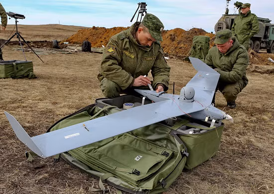 2S38 Derivatsiya có thể phát hiện máy bay tấn công mặt đất A-10 Thunderbolt II ở cự li lên tới 6.400-12.300m tùy thuộc vào chế độ làm việc, các UAV nhỏ như IAI Bird Eye 400 - cự li 700-4.900m. Khí tài trinh sát quang điện tử có trường quan sát rộng, bao quát 360 độ với tầm rà quét trên 12km.