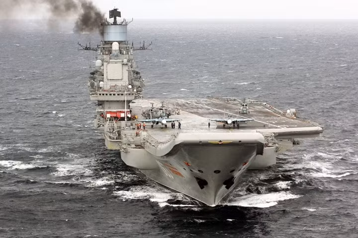 Tàu Kuznetsov được trang bị máy bay MiG-29K, 24 trực thăng. Không như các tàu sân bay khác của phương Tây vốn luôn cần một đội tàu hộ tống, tàu Đô đốc Kuznetsov được thiết kế để có thể độc lập tác chiến chống lại các loại tàu khác, với hệ thống vũ khí riêng chứ không cần một đội tàu bảo vệ vì đây vốn là một tuần dương hạm mang tên lửa hạng nặng.