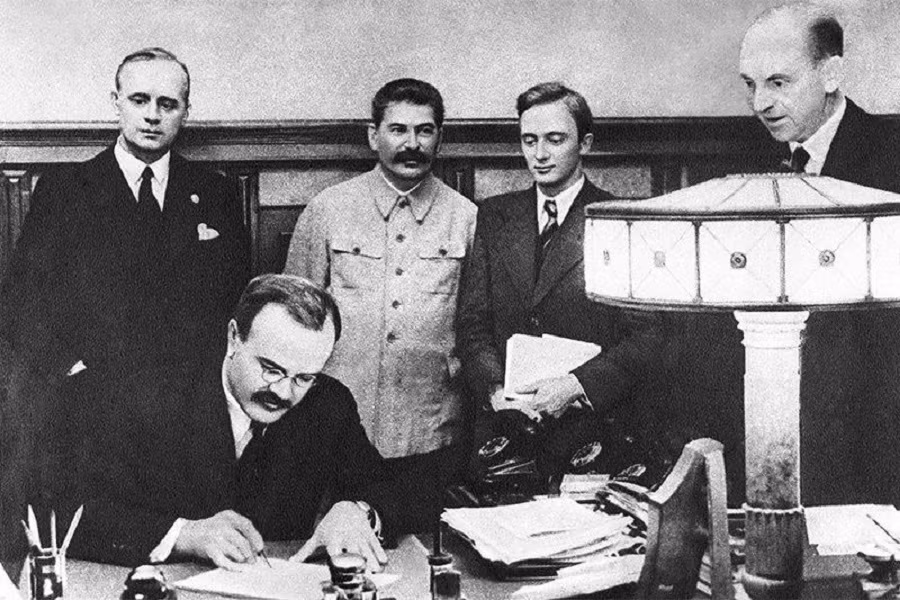 Ngày 05/10/1939, Liên Xô đề nghị Phần Lan trao đổi một phần lãnh thổ của nước này với Liên Xô với lý do là để đảm bảo an ninh vùng biên giới phía bắc (đặc biệt là Leningrad, do thành phố này chỉ cách biên giới thời đó 32 km).