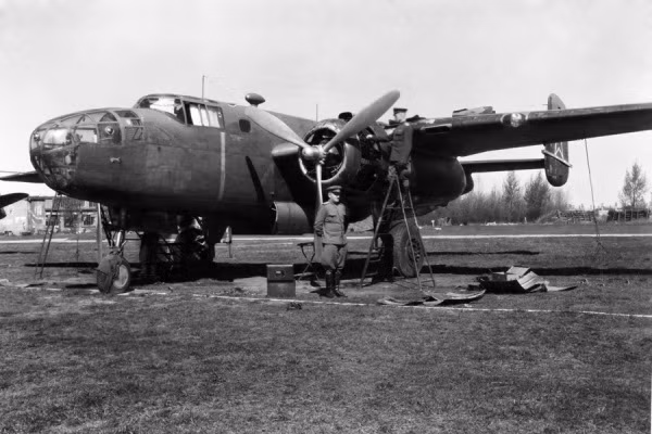 York nhớ lại vào năm 1943: Tôi hỏi Gubanov liệu anh ấy có chuẩn bị xăng cho chúng tôi không và nếu có chúng tôi sẽ cất cánh vào sáng sớm hôm sau và tiến đến Trung Quốc. Anh ấy đã đồng ý. Tuy nhiên, nó không đơn giản như vậy.