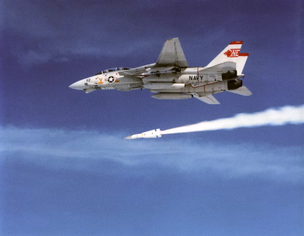 Để đối phó với MiG-25, Mỹ đã nâng cao tiêu chuẩn của các chương trình máy bay chiến đấu thế hệ thứ tư. F-14 được thiết kế để mang theo tối đa 6 tên lửa AIM-54 Phoenix, những quả đạn có tốc độ Mach 5 này có tầm bắn 190 km đã chứng tỏ khả năng đánh chặn tầm xa tốt nhất trên thế giới và đã giữ vị trí này trong nhiều thập kỷ.