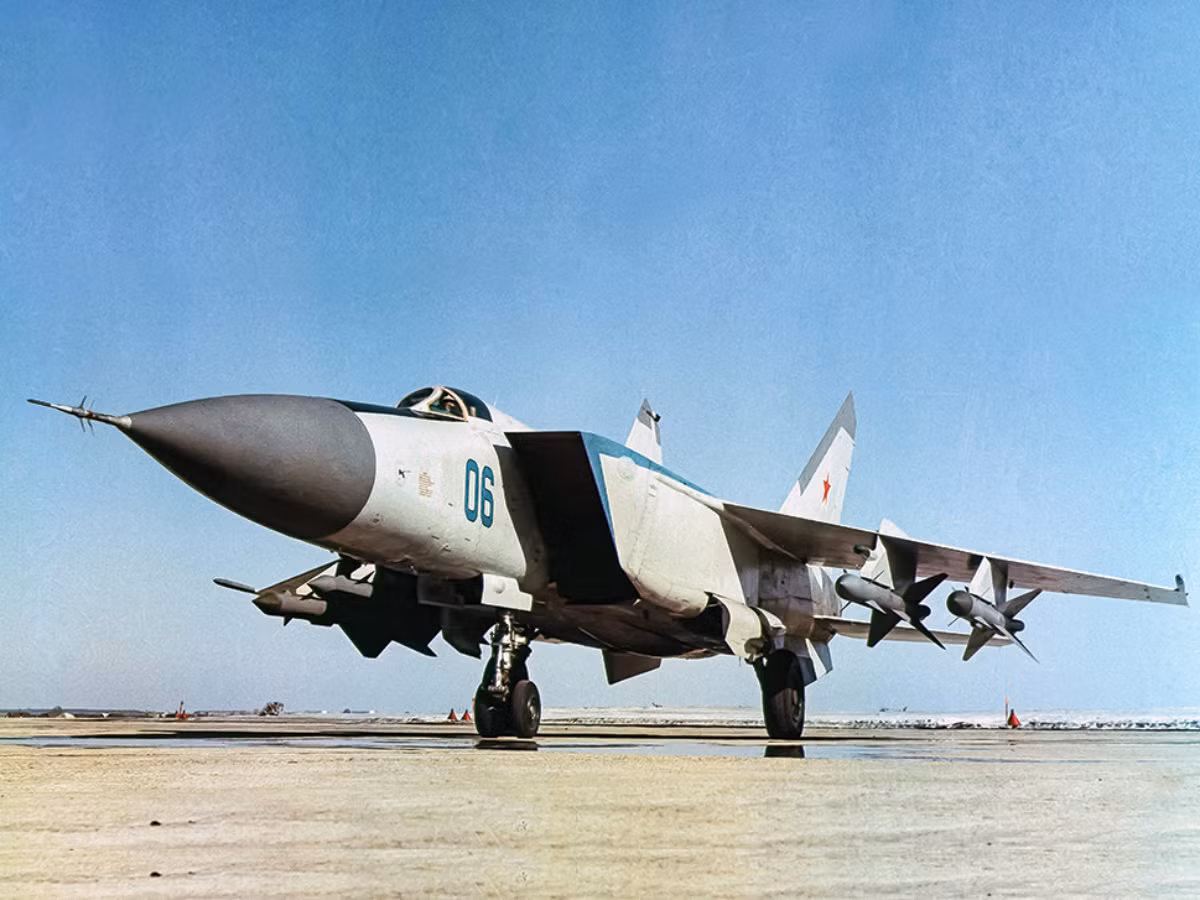 Để bù đắp cho khả năng cơ động thấp của MiG-25, các kỹ sư Liên Xô đã bổ sung sức mạnh cho máy bay bằng kho tên lửa lớn bao gồm cả R-40 và R-60 tầm ngắn, đây là những tên lửa hiện đại nhất lúc bấy giờ và được đánh giá vượt trội so với các vũ khí tương tự của phương Tây.