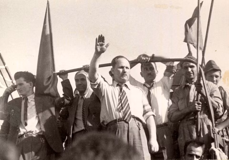 Vào ngày 23/8/1944, với việc Hồng quân xuyên thủng hệ thống phòng thủ của Đức trong Cuộc tấn công Jassy-Kishinev, Vua Michael I của Romania đã lãnh đạo một cuộc đảo chính thành công chống lại phe Trục với sự hỗ trợ của các chính trị gia đối lập, hầu hết quân đội và dân thường do phe cộng sản lãnh đạo.