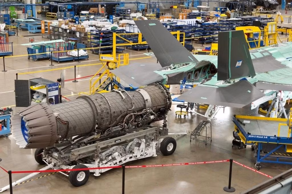 F-35 dự kiến sẽ được thay thế một động cơ mới, với động cơ F135 hiện tại không đảm bảo về các yếu tố hiệu suất cũng như tải trọng của máy bay. Các vấn đề với F-35 chủ yếu cũng suất phát từ động cơ trên khiến máy bay liên tục phải bảo trì.
