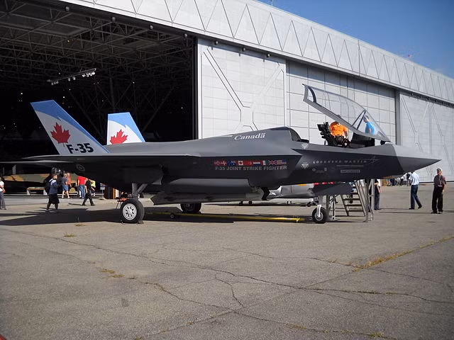 Chương trình máy bay chiến đấu F-35 đã phải đối mặt với những chỉ trích gay gắt trong hơn một thập kỷ, cựu Bộ trưởng Quốc phòng cuối cùng dưới thời chính quyền ông Donald Trump, Christopher C. Miller, gọi chương trình này là “con quái vật” mà quân đội đã tạo ra.