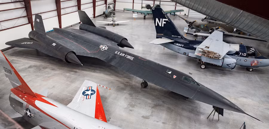 Các đơn vị F-14 và F-15 của Mỹ được huấn luyện đặc biệt để đánh chặn các đối thủ tốc độ cao, thông qua việc sử dụng máy bay trinh sát SR-71 Blackbird để mô phỏng khả năng của MiG-25.