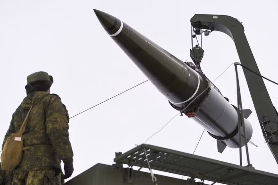 Bên cạnh đó, một phiên bản Iskander do Belarus nghiên cứu với sự hỗ trợ của Nga cũng đang được sản xuất. Là hệ thống tên lửa đạn đạo chiến thuật nổi tiếng nhất sau Chiến tranh Lạnh, Iskander được đưa vào sử dụng từ năm 2006, được thử nghiệm chiến đấu trong chiến tranh Gruzia vào năm 2008 và là vũ khí có khả năng mang hạt nhân được mua nhiều nhất của Nga.