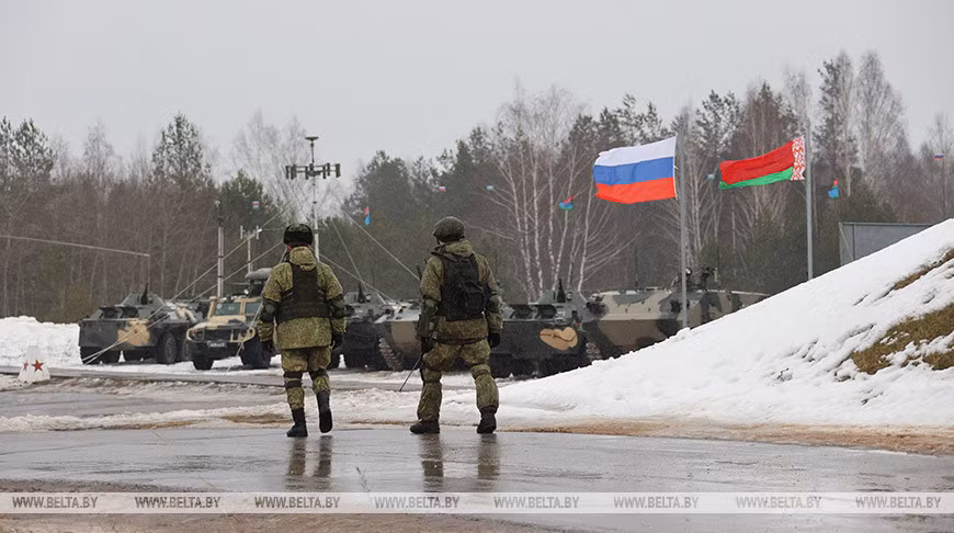 Do đó, vũ khí hạt nhân sẽ vẫn nằm trong tay Nga, nhưng các lực lượng Belarus sẽ huấn luyện để sử dụng chúng và tiếp nhận chúng trong trường hợp chiến tranh xảy ra. Là đối tác an ninh duy nhất của Nga ở châu Âu, vì vậy chỉ có Belarus có thể theo đuổi thỏa thuận chia sẻ hạt nhân trên.