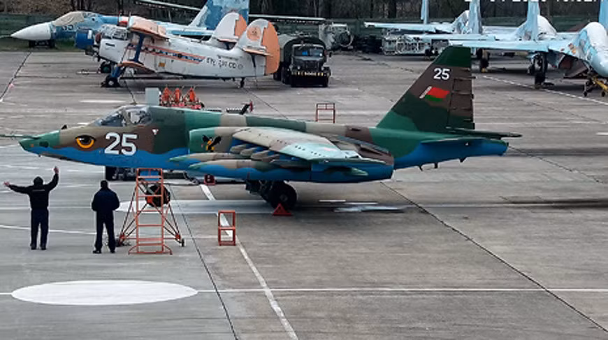 Ngay từ tháng 6/2022, Tổng thống Putin đã chỉ ra rằng phi đội máy bay yểm trợ trên không tầm gần Su-25 của Belarus, có thể được sửa đổi để mang vũ khí hạt nhân chiến thuật, mặc dù khả năng phù hợp của chúng cho vai trò như vậy vẫn còn nhiều nghi vấn.
