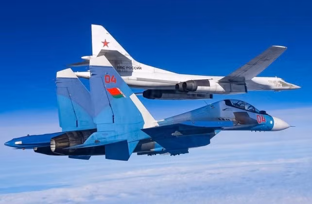 Trong bối cảnh căng thẳng với NATO lên cao vào cuối năm 2021, Nga đã nhiều lần cho máy bay ném bom có khả năng mang vũ khí hạt nhân bay qua Belarus để phô trương lực lượng trước NATO, trong khi Tổng thống Lukashenko mạnh mẽ chỉ ra rằng đất nước của ông có thể chứa vũ khí hạt nhân của Nga.