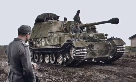 Vào ngày 26/5/1941, Henschel và Porsche đã được yêu cầu đệ trình bản thiết kế của một loại xe tăng hạng nặng tải trọng 45 tấn có thể vận hành ở tốc độ cao và lắp đặt pháo chính 88mm, có nguồn gốc từ súng phòng không 88mm Flak 37.