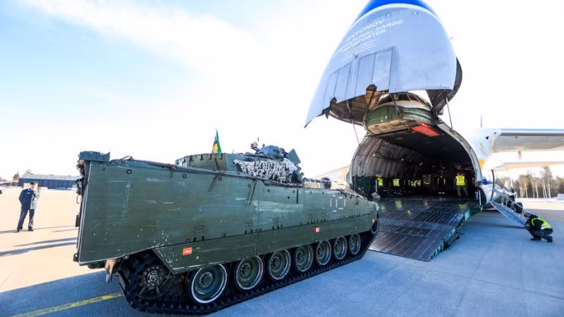 Chiến trường Ukraine đã chứng kiến nhiều loại vũ khí thể hiện sức mạnh như máy bay không người lái (UAV), tên lửa pháo binh, vũ khí chống UAV và tác chiến điện tử... Vậy đâu là những vũ khí hàng đầu trên chiến trường Ukraine trong 1 năm qua.