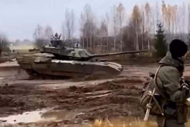 Quân đội Nga đã bắt đầu triển khai xe tăng chiến đấu thế hệ tiếp theo T-14 Armata tới Ukraine, những chiếc xe tăng T-14 đã được sửa đổi, nâng cấp đặc biệt để phù hợp với điều kiện chiến đấu ở chiến trường (nơi chúng phải đối mặt với một số tên lửa chống tăng hàng đầu của phương Tây).