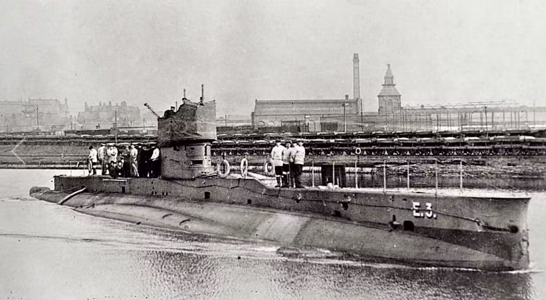 Tàu ngầm HMS Venturer của Anh được khởi công ngày 25/8/1942 theo một chương trình quân sự và hạ thủy ngày 4/5/1943. Tàu được đưa vào sử dụng ngày 19/8/1943.