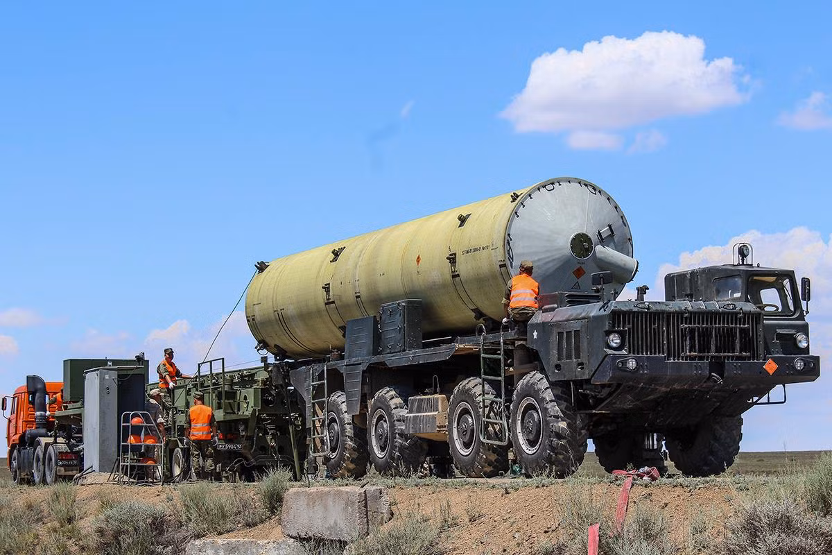Hệ thống A-235 Nudol được trang bị hệ thống siêu máy tính Elbrus-3M mạnh mẽ để xử lý thông tin. Tất cả chúng đều có khả năng mang đầu đạn hạt nhân để nâng cao khả năng tiêu diệt tên lửa đạn đạo liên lục địa của đối phương.