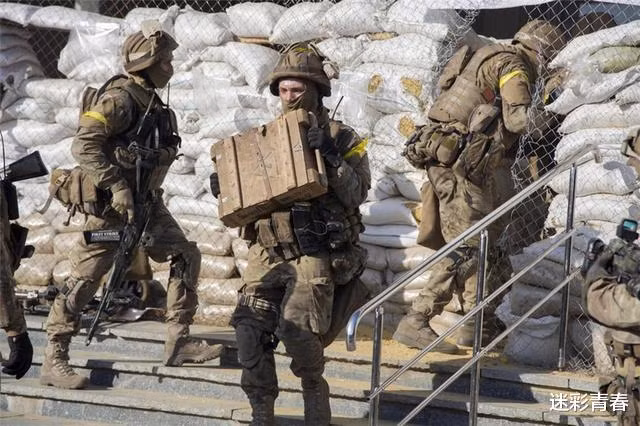 Khi quân đội Nga nắm quyền kiểm soát hai huyết mạch giao thông cuối cùng dành cho quân đội Ukraine, Bakhmut đã hoàn toàn bị bao vây. Giờ đây, quân đội Ukraine chỉ có thể dựa vào con đường nhỏ cuối cùng ở phía tây thành phố để vận chuyển vật tư, luân chuyển nhân sự và thiết bị.