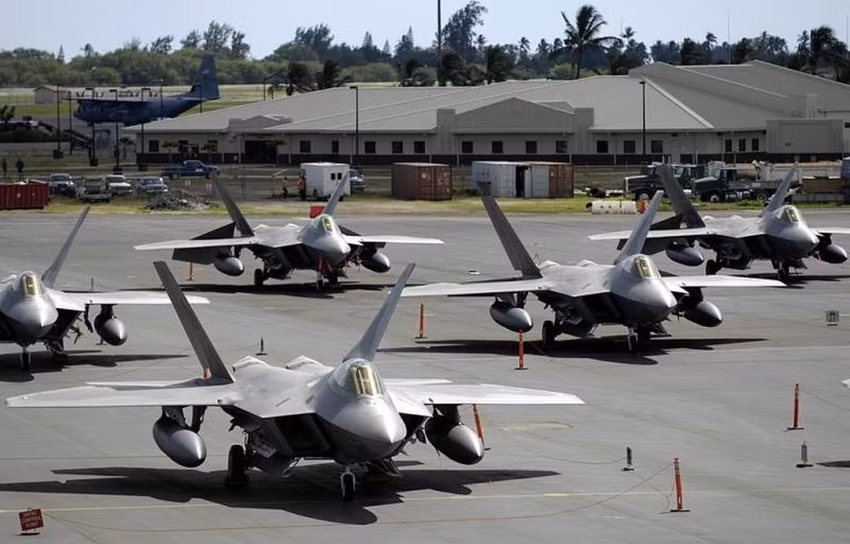 Tuy nhiên, việc cho F-22 “nghỉ hưu” vẫn gây tranh cãi vì nhiều lý do. Mỹ sẽ thiếu đi một loại máy bay chiến đấu được tối ưu hóa cho các nhiệm vụ chiếm ưu thế trên không. Tuy nhiên quốc hội Mỹ vất rất quyết tâm thực hiện quyết định cho F-22 loại biên, bất chấp những phản đối.