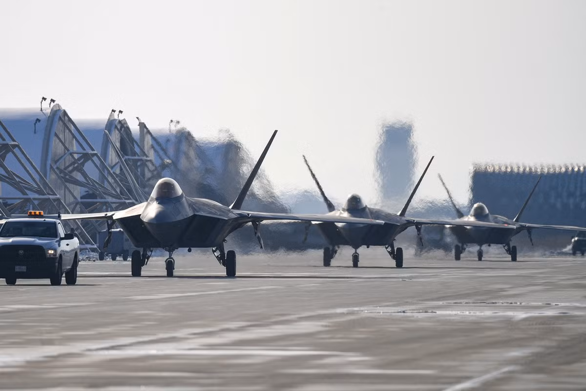 Tuy nhiên, quốc hội Mỹ đưa ra một lập luận quan trọng để cho F-22 “nghỉ hưu” là chi phí vận hành và yêu cầu bảo trì rất lớn, điều này không chỉ khiến tỷ lệ sẵn sàng chiến đấu của F-22 rất thấp, mà chi phí bỏ ra để duy trì phi đội F-22 hoạt động sẽ tốn hơn cả việc sản xuất máy bay mới.