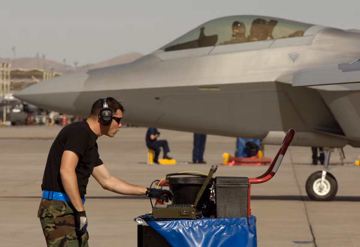 F-22 ban đầu được dự định phát triển với chi phí vận hành thấp hơn so với F-15, tuy nhiên F-22 lại trở thành chiếc máy bay có chi phí vận hành cao nhất trong lực lượng không quân Mỹ với chi phí hoạt động lên tới gần 70.000 USD mỗi giờ, gấp đôi chi phí cho một máy bay tương đương với F-15.