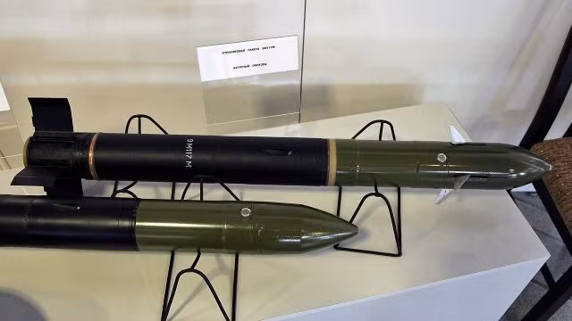 9M117 Bastion là nguồn gốc của một số loại đạn xe tăng hiện đại hơn của Nga, chẳng hạn như 9M119 Svir. Loại đạn này có thể xuyên giáp xe tăng T-72 và T-80 cỡ nòng Leopard 2. MT-12 không thể sử dụng loại đạn như vậy vì nó có cỡ nòng 125mm.