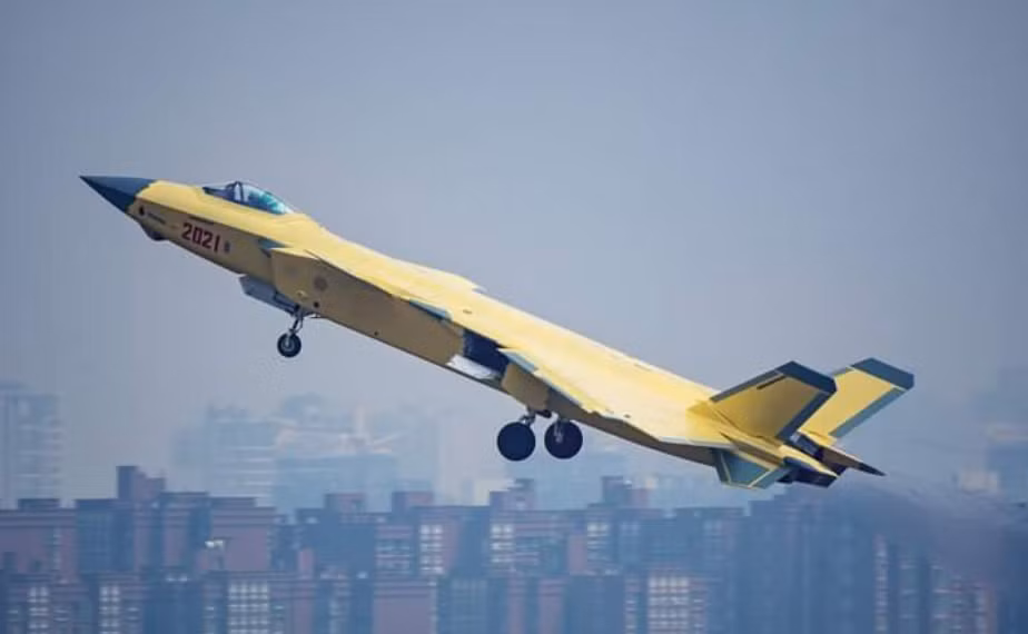 Những chiếc J-20 được sản xuất hàng loạt để chuyển giao cho Không quân Quân đội Giải phóng Nhân dân Trung Quốc (PLA) từ cuối năm 2016, phiên bản này sử dụng động cơ dự phòng AL-31FM2 của Nga.