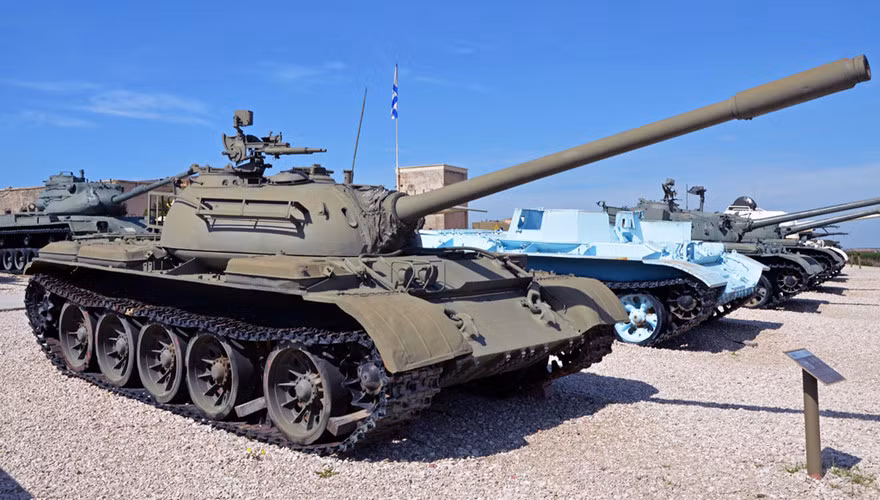Mặc dù thiết kế T-55 có tiềm năng đáng kể để tích hợp thêm các nâng cấp, tuy nhiên những chiếc được chế tạo trong những năm 1950 và 1960 ở Liên Xô vẫn còn nhiều hạn chế do tuổi đời và lớp giáp cơ bản lỗi thời.
