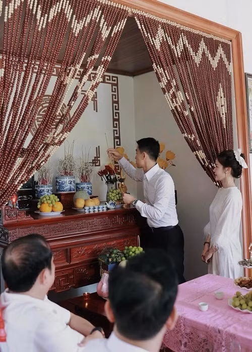 Theo Sastar, Thu Trang kinh doanh thời trang, là một hot girl trên TikTok. Ảnh: FB Tuấn Mõ.