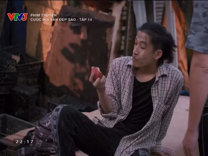 Một trong những vai diễn ấn tượng của Tuấn Mõ là Bát - một thanh niên lưu manh, hư hỏng trong Cuộc đời vẫn đẹp sao. Ảnh: FB Tuấn Mõ.
