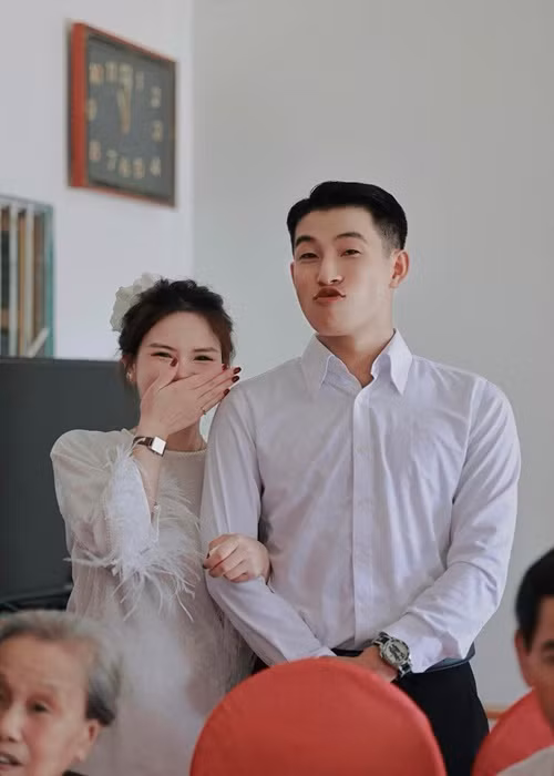 Vợ sắp cưới của Tuấn Mõ tên Thu Trang, sinh năm 1994, hơn nam diễn viên hai tuổi. Ảnh: FB Tuấn Mõ.