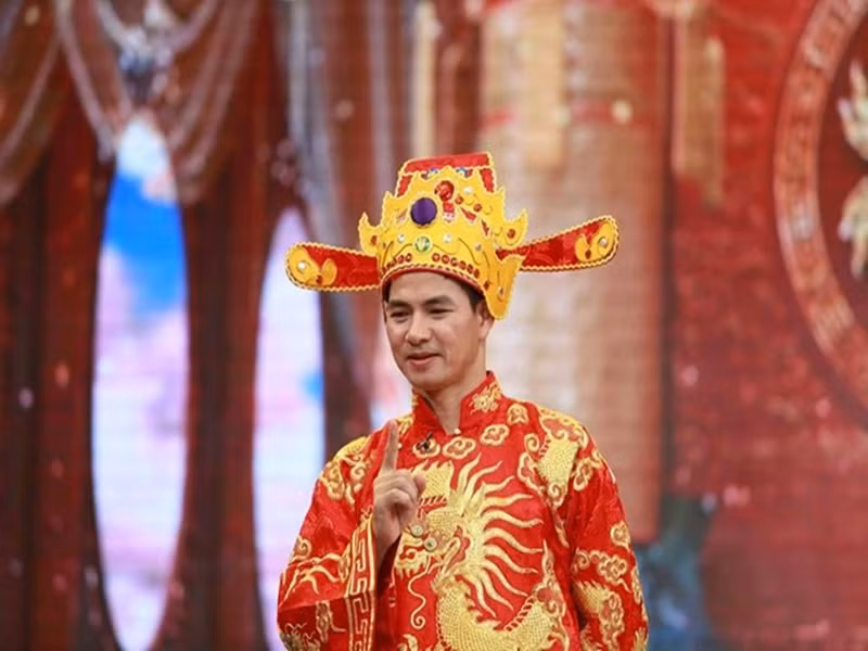 Năm 2000, Xuân Bắc tham gia chương trình Gặp nhau cuối tuần và trở thành cây hài đình đám nhờ lối diễn dí dỏm, hài hước, lém lỉnh. Sau đó, anh gây ấn tượng với vai Nam Tào trong chương trình Táo quân – Gặp nhau cuối năm. Ảnh: Nhà hát Kịch Việt Nam.