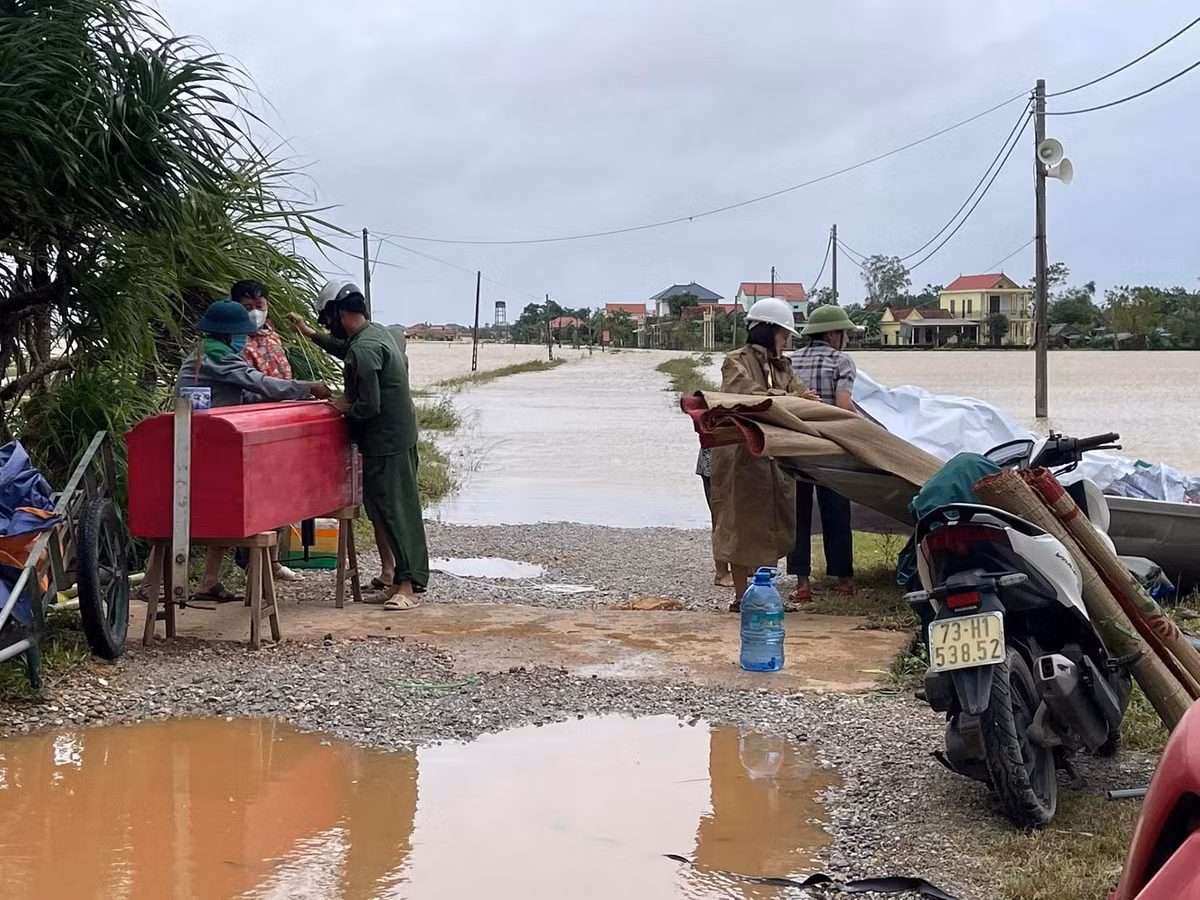 Quảng Bình: Thắt lòng cảnh đưa tang trên dòng nước lũ ở Lệ Thủy - Hình 4 Quang Binh: That long canh dua tang tren dong nuoc lu o Le Thuy-Hinh-4