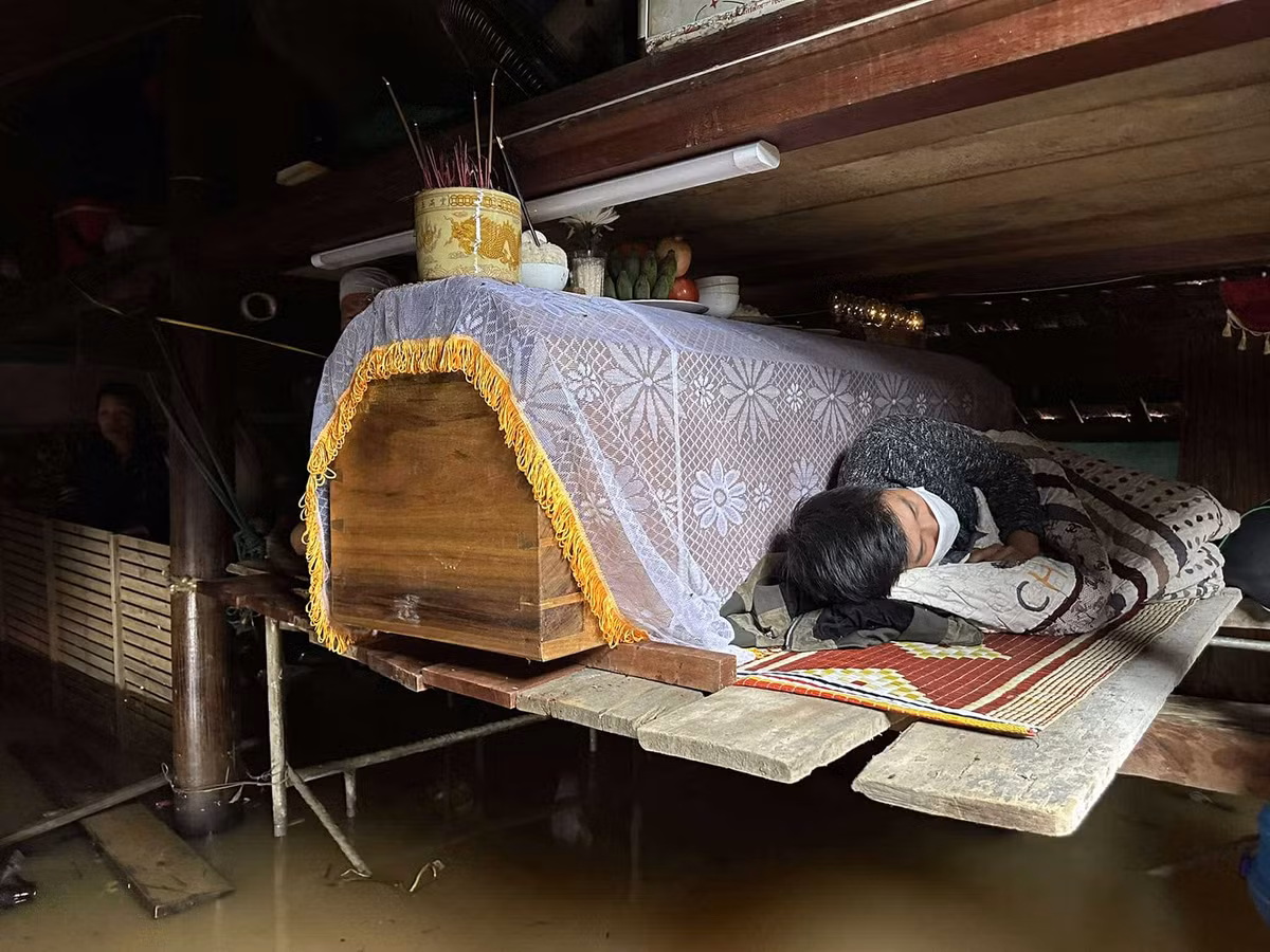 Quảng Bình: Thắt lòng cảnh đưa tang trên dòng nước lũ ở Lệ Thủy - Hình 3 Quang Binh: That long canh dua tang tren dong nuoc lu o Le Thuy-Hinh-3