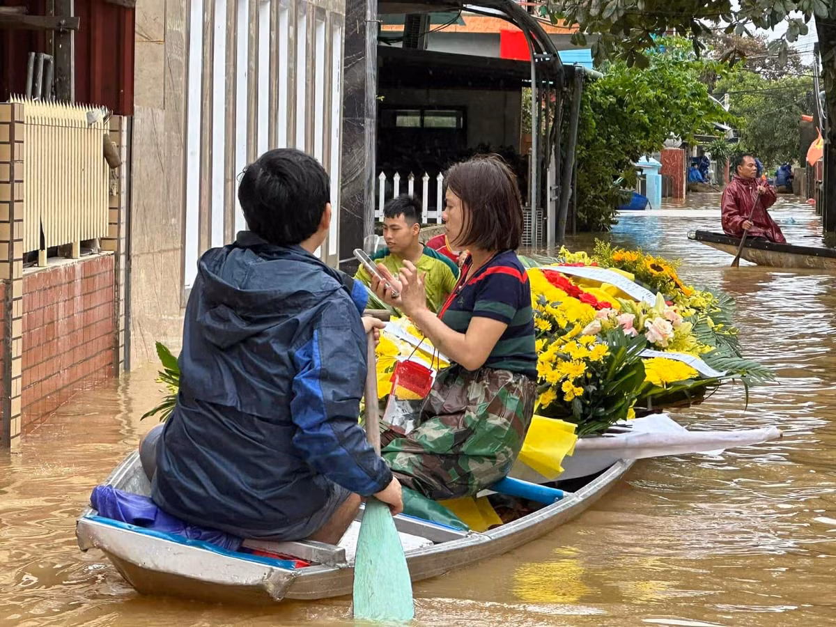 Quảng Bình: Thắt lòng cảnh đưa tang trên dòng nước lũ ở Lệ Thủy - Hình 5 Quang Binh: That long canh dua tang tren dong nuoc lu o Le Thuy-Hinh-5