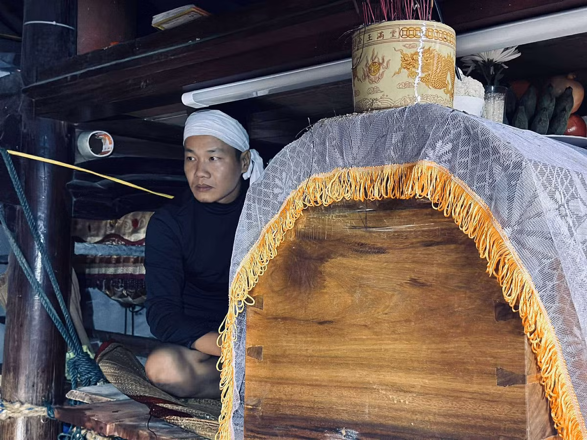 Quảng Bình: Thắt lòng cảnh đưa tang trên dòng nước lũ ở Lệ Thủy - Hình 2 Quang Binh: That long canh dua tang tren dong nuoc lu o Le Thuy-Hinh-2