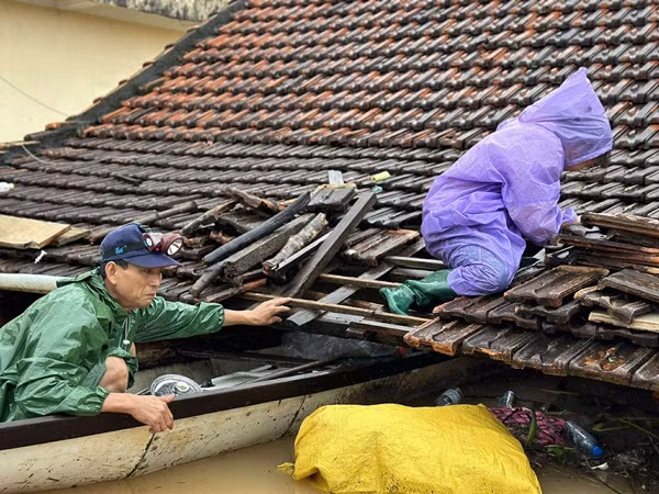 Quảng Bình: Thắt lòng cảnh đưa tang trên dòng nước lũ ở Lệ Thủy Quang Binh: That long canh dua tang tren dong nuoc lu o Le Thuy